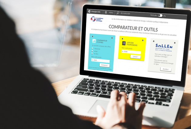 Consommateur d'électricité et de gaz comparant les offres